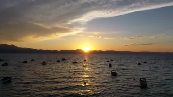 Petits Bateaux Flottant Dans Lac Tahoe Pendant Heure Coucher Soleil — Video