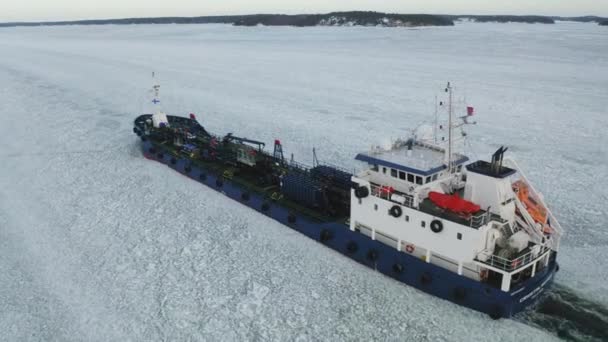 石油および化学タンカーの航空追跡ビューを閉じるCrystalwaterコールサインEsliは フィンランドの島々を覆う氷の中を進んでいきます 狭いフェアウェイと曇りの天気 — ストック動画