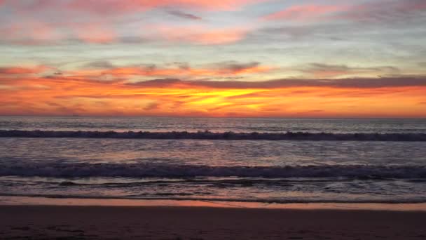 Océano Ondas Playa Con Dramático Atardecer Cielo Amplio — Vídeo de stock