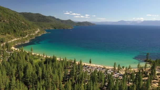 Serene Uitzicht Lake Tahoe Omgeven Door Forest Mountains Californië Luchtfoto — Stockvideo