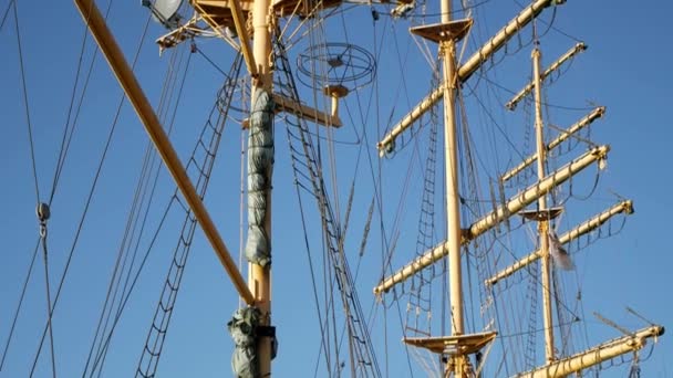 Tilting Shot Three Masts Tall Ship Boat Hotel Alexander Von — Vídeo de stock