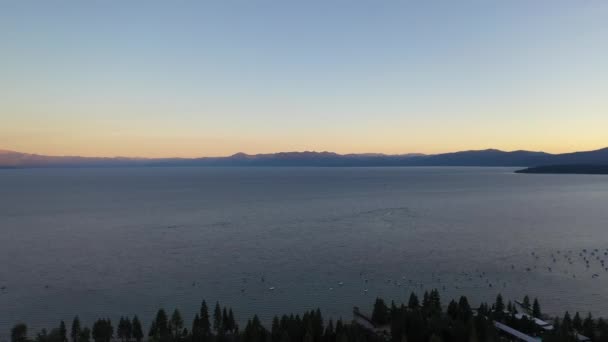 Água Pacífica Lago Tahoe Com Barcos Vela Carta Durante Pôr — Vídeo de Stock