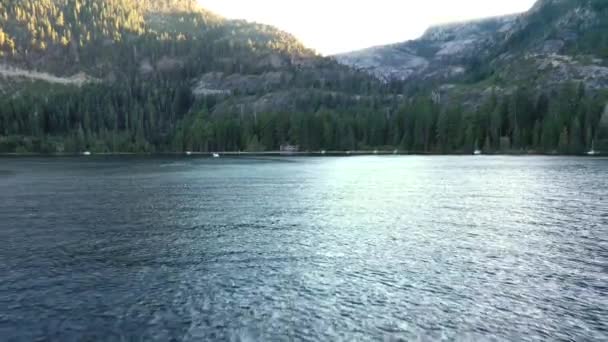 Forest Mountains Serene South Lake Tahoe Tourists Boating Summer California — Stockvideo