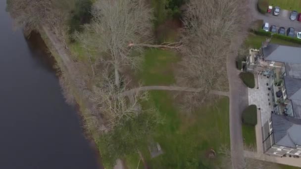 Belo Castelo Gótico Campo Britânico Cercar Por Lindo Lago País — Vídeo de Stock