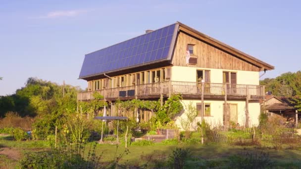 Solar Panels Roof Building Eco Village Sieben Linden Bathed — стоковое видео