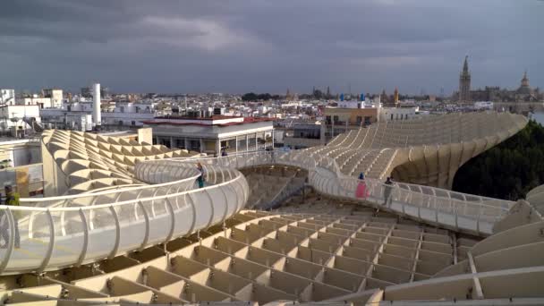 Överst Sidan Metropol Parasol Utsiktsplats Sevilla Spanien Med Turister Promenader — Stockvideo