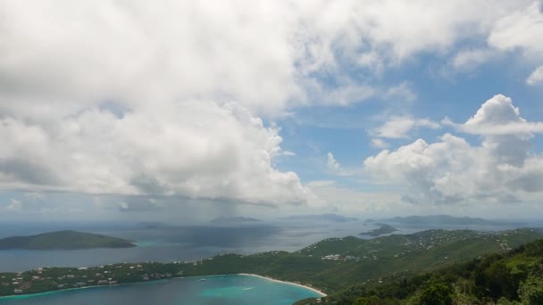 Широкий Знімок Острова Сент Томас Затока Мадженс Дощові Хмари Відстані — стокове відео