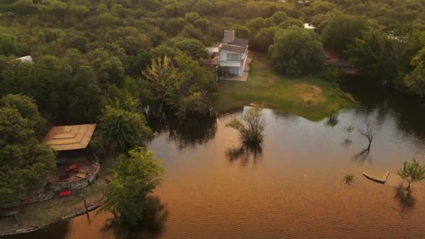 Casa Margem Rio Pôr Sol Colinas Córdoba Argentina Inclinação Aérea — Vídeo de Stock