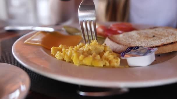 Movimento Lento Prato Pequeno Almoço Com Ovos Mexidos Torradas Com — Vídeo de Stock