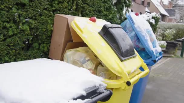 Overflowing Trash Containers Covered Snow City Street — Stock Video