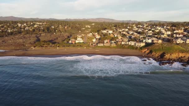 Diese Luftaufnahme Liegt Direkt Berühmten Highway Oberhalb Des Moonstone Beach — Stockvideo