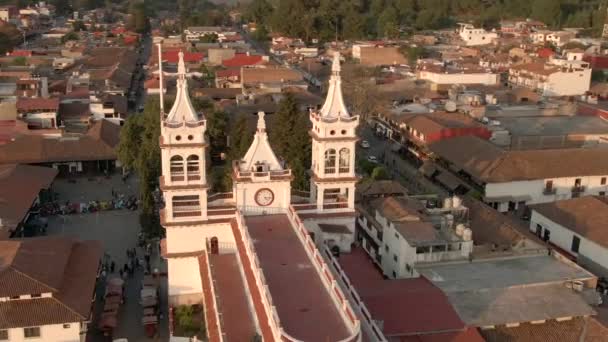 位于墨西哥哈利斯科州Mazamitla市中心的San Cristobal教区教堂San Cristobal Parroquia San Cristobal的空中景观 — 图库视频影像
