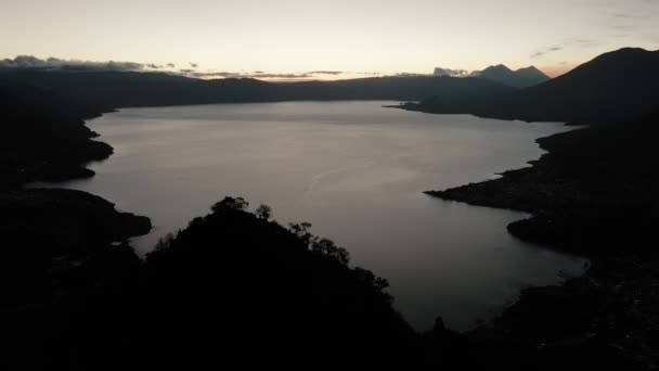 Guatemala Daki Atitlan Gölü San Pedro Acatenango Volkanlarının Gün Doğumu — Stok video