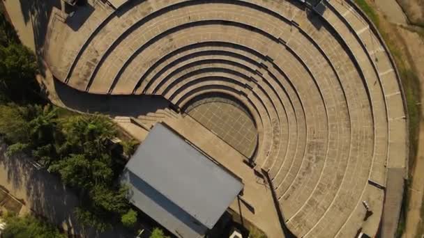 Foto Aérea Anfiteatro Vacío Con Escenario Durante Día Soleado Villa — Vídeos de Stock