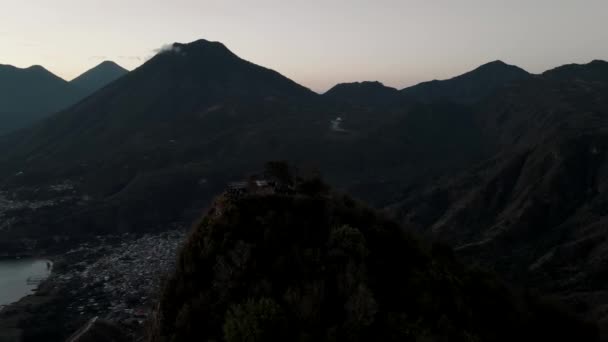Drohne Fliegt Bei Sonnenaufgang Über Indian Nose Atitlan See Guatemala — Stockvideo