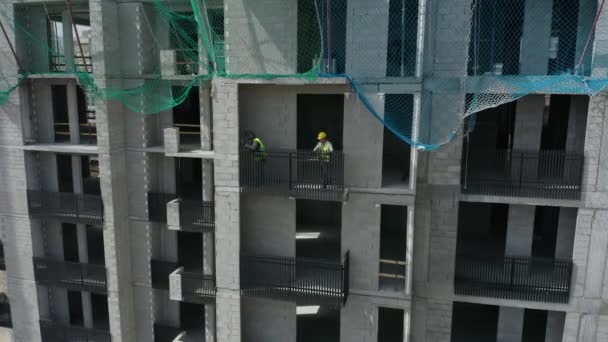 Eine Stationäre Luftaufnahme Von Zwei Bauarbeitern Die Auf Der Terrasse — Stockvideo