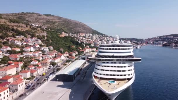 Cruise Ship Harbor Dubrovnik Croatia Aerial Drone View Reversing — Vídeo de Stock