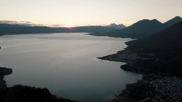 Tranquil Lake Water Mountain Silhouette Rostro Maya Στη Γουατεμάλα Εναέρια — Αρχείο Βίντεο