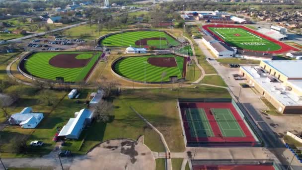 メリッサ中学校の野球場 テニスコート サッカー場の空中映像 — ストック動画