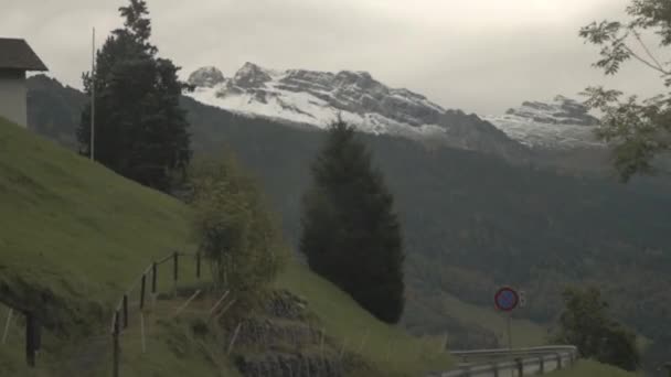 Conducir Coche Través Las Montañas — Vídeos de Stock