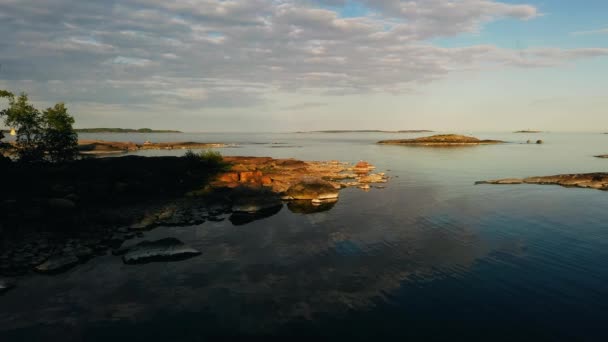 Drohnenblick Tief Über Einer Felsigen Küste Auf Der Insel Pihlajasaari — Stockvideo