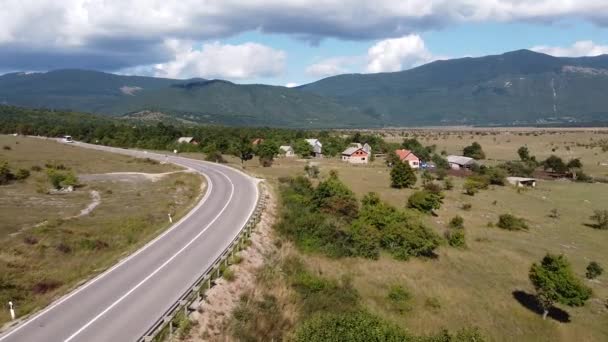 Autobus Wycieczkowy Jadąc Drogą Parku Narodowego Plitvice Chorwacja Aerial Drone — Wideo stockowe