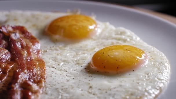 Ovos Cozidos Bacon Uma Placa Pronta Para Comer Close Deslizante — Vídeo de Stock