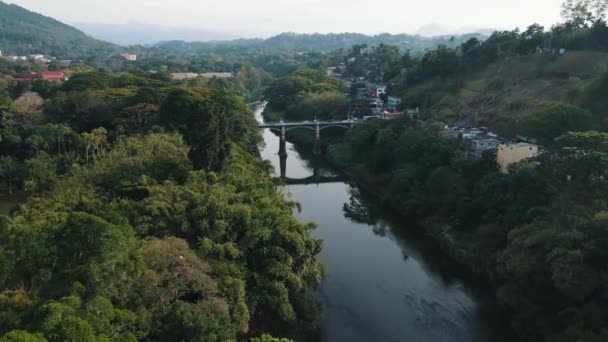 Несколько Автомобилей Проезжают Старому Высокому Мосту Перадения Через Отражающую Реку — стоковое видео