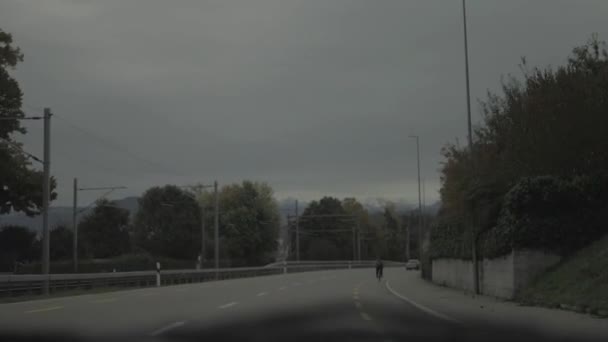 骑单车在马路上 — 图库视频影像