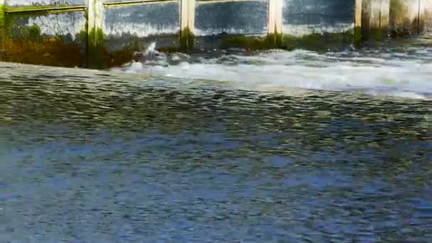 Close Zicht Afvloeiing Van Water Overdag Norfolk Verenigd Koninkrijk — Stockvideo