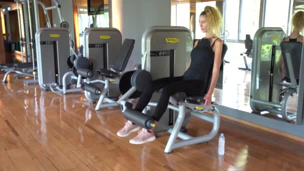 Fit Woman Working Out Gym Drinking Water Wide Shot — Video Stock