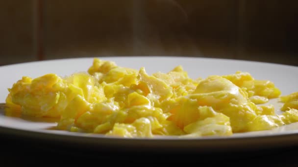 Smoking Hot Scrambled Eggs White Plate Steady Shot — Stockvideo