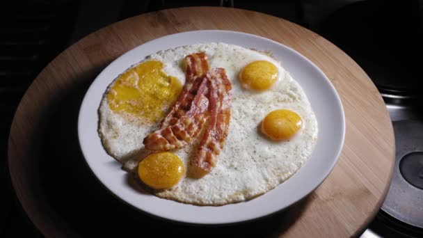 Plate Bacon Strips Eggs Runny Yolk Breakfast Close Static — Videoclip de stoc