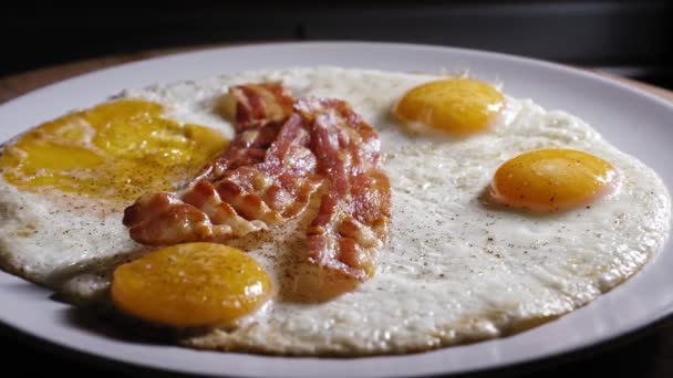 Close Fried Eggs Bacon Strips Завтрак — стоковое видео