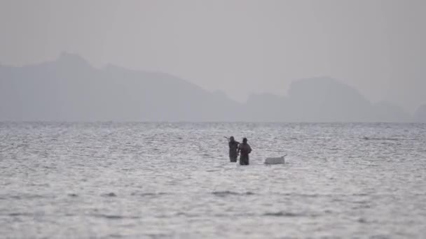 Local Fishermen Catching Seafood Sea Low Tide Wide — ストック動画