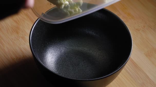 Eine Nahaufnahme Einer Schwarzen Rührschüssel Auf Einem Hölzernen Küchentisch Der — Stockvideo