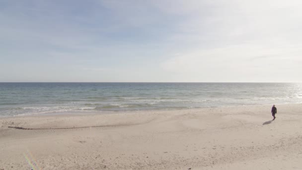 Ходьба Жінка Починає Бігати Тропічному Пляжі Сонячний Теплий День Білою — стокове відео