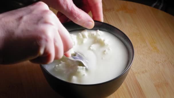 Tiro Perto Uma Tigela Mistura Preta Cheia Queijo Branco Com — Vídeo de Stock