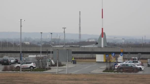 Grandes Táxis Aviões Militares Aeroporto Polonês Conflito Ucraniano — Vídeo de Stock