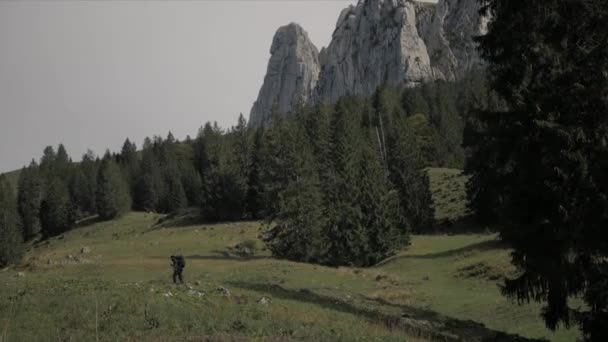 Człowiek Backpacker Góry — Wideo stockowe