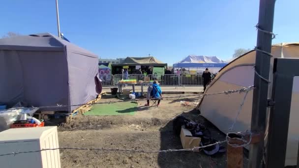 Gente Allestisce Tende Nel Campo Profughi Polacco Conflitto Ucraino — Video Stock