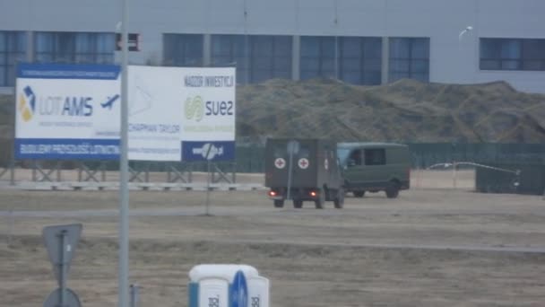 Rzeszow Jasionka空港を取り巻く救急車や軍人Natoベース3月にウクライナの人道支援のために26 2022ポーランドでは 難民のためのアイテムや専門家を提供します — ストック動画