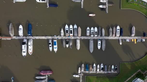 Vista Aérea Drones Numerosos Barcos Atracados Cais Clube Golfe Privado — Vídeo de Stock