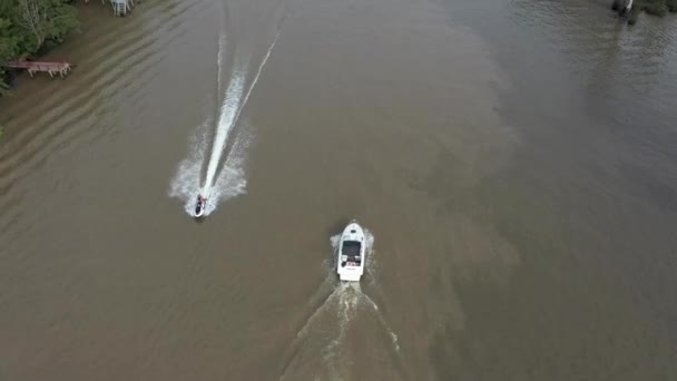 Drone Siguiendo Barco Motorizado Cruzando Una Moto Acuática Río Agua — Vídeos de Stock