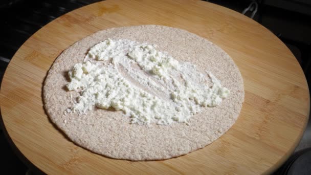 Närbild Tortilla Bröd Ett Träbord Som Kock Sprider Klick Låg — Stockvideo