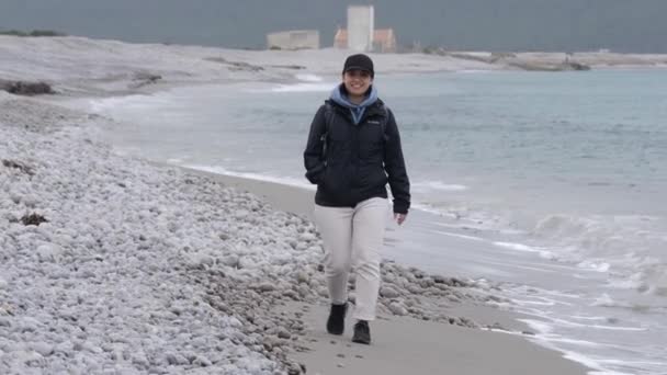Donna Felice Che Cammina Sola Una Spiaggia Ibiza Indossando Giacca — Video Stock