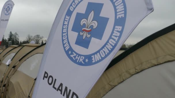在乌克兰 波兰边界过境点的乌克兰 波兰难民营 空中救护服务的旗帜随风飘扬 志愿者们在那里帮助救援 — 图库视频影像