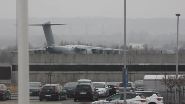 Avião Carga Força Aérea Ucraniana Vira Então Táxis Aeroporto Rzeszow — Vídeo de Stock