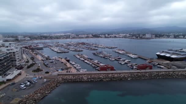 Přístav Ibize Španělsko Plné Jachty Nákladné Lodě Rotující Dron Shot — Stock video