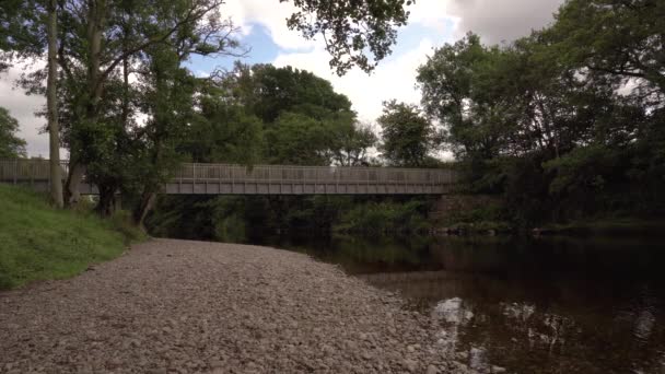 Μεταλλική Γέφυρα Πάνω Από Ένα Gentle River Και Riverbank — Αρχείο Βίντεο